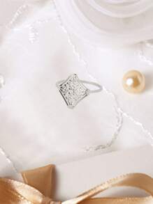 1 pièce Bague de doigt en acier inoxydable vintage à motif floral creux en forme de losange, design délicat pour femmes, cadeau de vacances