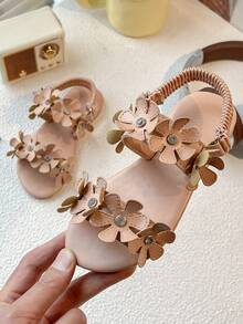 一双金色双带儿童鞋适合女孩外穿百搭平底凉鞋，鞋面有蝴蝶图案儿童平底凉鞋儿童平底凉鞋