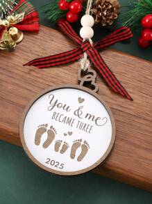 Você e Eu Nos Tornamos Três 2025, Ornamento Familiar de Pegada de Natal, Ornamento de Árvore de Natal de Madeira para Pendurar, Ornamentos de Festa de Natal em Casa, Presentes para Recém-Nascidos Decoração de Natal, Presentes para Novos Pais de Casais, Presentes de Chá de Bebê, Ornamento de Bebê Recém-Nascido