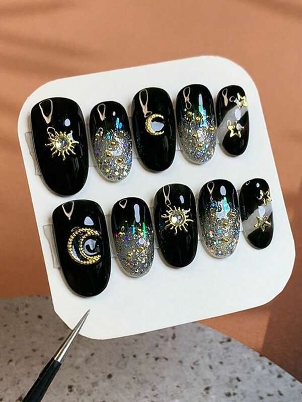 Le style doux et cool de la fille branchée, un ensemble de 10 pièces de décoration de bijoux en étoiles et lune dorées tridimensionnelles de taille moyenne et longue ovale, avec de petites perles dorées comme ornements, des faux ongles brillants et délicats. Cet ensemble de décoration d'ongles à la mode couvre tout l'ongle et les faux morceaux, le rendant adapté pour un port quotidien lors de fêtes et de danses. Réutilisable. Offrir de la colle de gelée et des limes à ongles en cadeau.