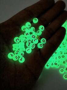 100 pièces de perles acryliques lumineuses de 7 mm, perles intercalaires qui brillent dans le noir avec lettres, pour bracelets, colliers et accessoires faits main