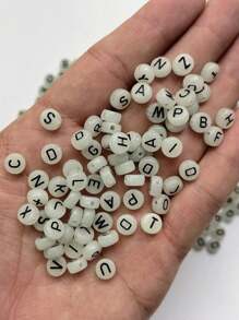 100 pièces de perles acryliques lumineuses de 7 mm, perles intercalaires qui brillent dans le noir avec lettres, pour bracelets, colliers et accessoires faits main
