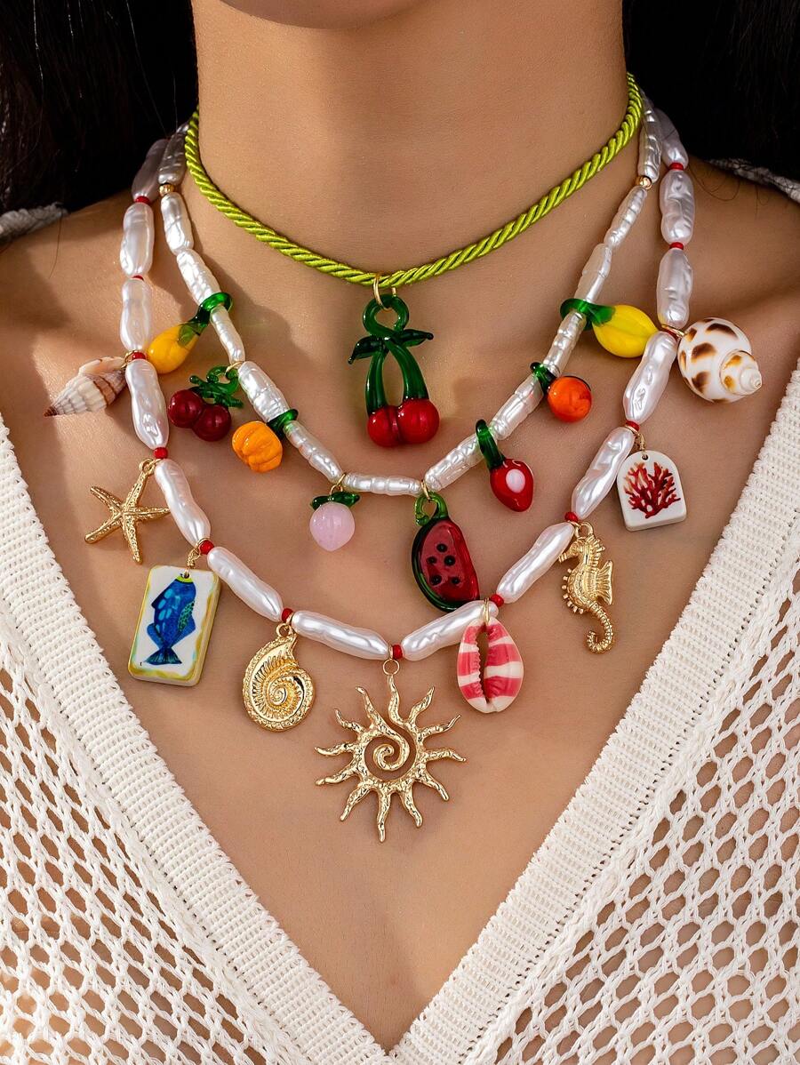 1 pieza Conjunto de collar bohemio de verano con perlas falsas, colgantes de fruta de vidrio, estrella de mar, concha, coral y sol, collar con colgante de cereza de vidrio, apilables para mujer, apropiados para playa, viaje, vacaciones (hecho a mano, colores y formas son aleatorios)