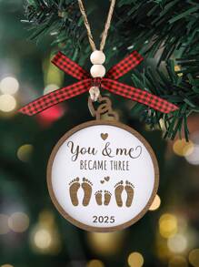Você e Eu Nos Tornamos Três 2025, Ornamento Familiar de Pegada de Natal, Ornamento de Árvore de Natal de Madeira para Pendurar, Ornamentos de Festa de Natal em Casa, Presentes para Recém-Nascidos Decoração de Natal, Presentes para Novos Pais de Casais, Presentes de Chá de Bebê, Ornamento de Bebê Recém-Nascido