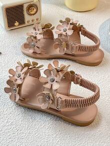 一双金色双带儿童鞋适合女孩外穿百搭平底凉鞋，鞋面有蝴蝶图案儿童平底凉鞋儿童平底凉鞋