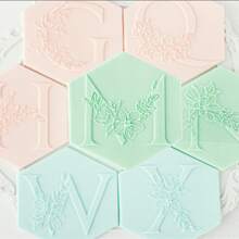 A-Z 26 Letter Cookie DIY Printing Embossing Mold Acrylic Alphabet Capitalize Name Embosser Fondant Stamp Wedding Cake Decor Biscuits Cake Baking Tool Accessories For Birthday Bridal Shower Wedding Party Favor Supplies