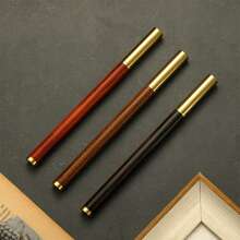 1 pezzo Penna a sfera in ottone/Astuccio in velluto, realizzato in ottone e legno massello, aspetto semplice ed elegante, basso profilo e retrò, punta in carburo di tungsteno ad alta precisione, scrittura fluida, design a spirale all'interno del cappuccio, design ergonomico, adatto come penna regalo, penna per affari, penna per firmare, regalo, premio scolastico e regalo di incentivazione, forniture per ufficio e scolastiche, articoli per il ritorno a scuola