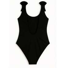 Traje de baño con moños en tirantes para despedida de soltera, con frases de novia y amigas de la novia, una prenda genial para tu sesión de fotos con tus amigas en la playa en tu despedida de soltera para recordar ese momento especial siempre.  Letras    Dulce    Playa  Vacación - Negro - Ver 2