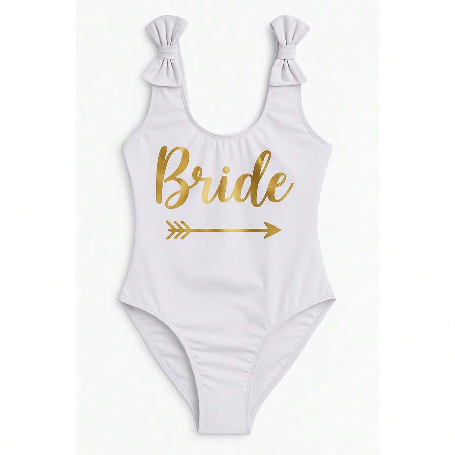 Traje de baño con moños en tirantes para despedida de soltera, con frases de novia y amigas de la novia, una prenda genial para tu sesión de fotos con tus amigas en la playa en tu despedida de soltera para recordar ese momento especial siempre.  Letras    Dulce    Playa  Vacación - Blanco - Ver 1