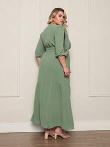 FASHION MIX PREMIUM  Vestido Longo Elegante com Fenda e Babado no Barrado Manga 3/4 Bufante com Decote V e Amarração na Cintura Feminino Plus Size - Verde Pastel - Visão 3