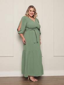 FASHION MIX PREMIUM  Vestido Longo Elegante com Fenda e Babado no Barrado Manga 3/4 Bufante com Decote V e Amarração na Cintura Feminino Plus Size - Verde Pastel - Visão 2