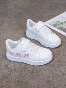 1 par de zapatillas de deporte blancas con , versátiles para niños y niñas, cómodas y transpirables, con decoración bordada de diseños de dibujos animados, zapatos escolares casuales