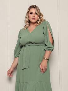 FASHION MIX PREMIUM  Vestido Longo Elegante com Fenda e Babado no Barrado Manga 3/4 Bufante com Decote V e Amarração na Cintura Feminino Plus Size - Verde Pastel - Visão 6