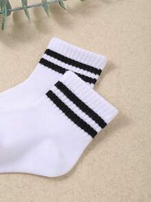 10双条纹休闲袜，适合男婴和女婴。这些袜子舒适柔软，弹性十足，适合春夏秋冬四季穿着。黑白配色时尚简约。婴儿袜、新生儿袜、幼儿袜、婴幼儿袜。