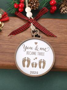 Você e Eu Nos Tornamos Três 2025, Ornamento Familiar de Pegada de Natal, Ornamento de Árvore de Natal de Madeira para Pendurar, Ornamentos de Festa de Natal em Casa, Presentes para Recém-Nascidos Decoração de Natal, Presentes para Novos Pais de Casais, Presentes de Chá de Bebê, Ornamento de Bebê Recém-Nascido