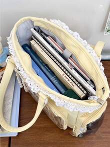 一款可爱日系风格女童单肩包，饰有珍珠蝴蝶结和蕾丝花边，尽显优雅气质；透明设计，适合动漫角色扮演；肩带可拆卸可调节；大容量休闲手提包，日常使用、上学、旅行皆宜；可爱时尚，女士必备。