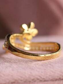 1枚镂空花朵戒指，镶嵌双层立方氧化锆，时尚奢华的金铜戒指，适合女性日常佩戴、约会、宴会、海滩度假、派对、婚礼、订婚等场合，是理想的结婚首饰和珠宝礼品。 - 金色 - 查看 5