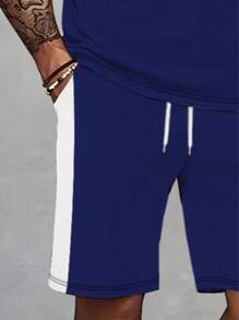 Set de 2 piezas de ropa casual de verano para hombres - Camiseta de manga corta con estampado de parches azules + Pantalones cortos deportivos con cordón, conjunto de entrenamiento para exteriores con cuello redondo