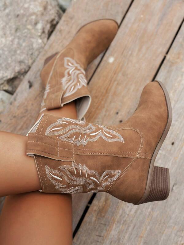 Bottes de cowgirl occidentales marron style vintage 2025 pour femmes, bottes mi-mollet à bout pointu avec broderie tricotée, semelle compensée, convient pour le printemps/automne, les vacances et les loisirs