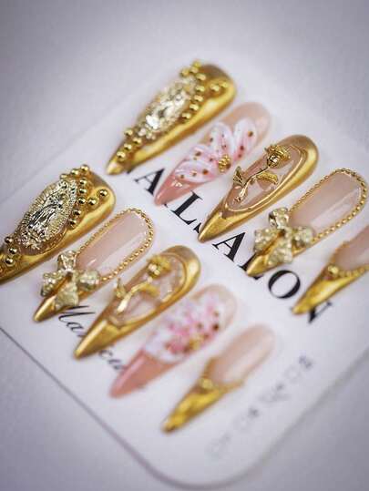 10 件奢华风格 3D 花形长尖按压指甲，金色手工假指甲，裸粉色作为底色，搭配奢华金色配饰：蝴蝶结、玫瑰，高贵奢华，适合庄严场合和节日，是送给女士和女孩的完美礼物