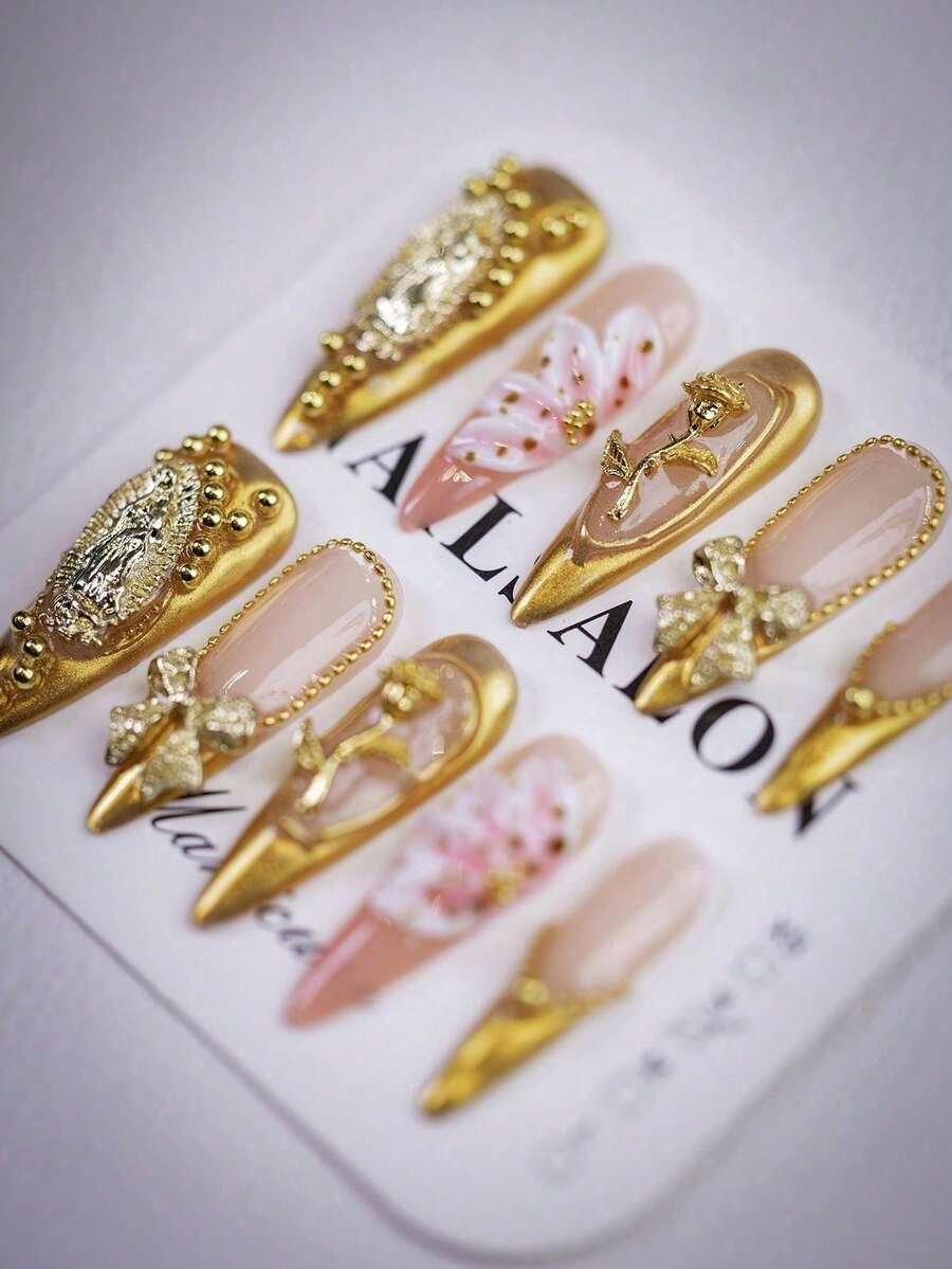 10 件奢华风格 3D 花形长尖按压指甲，金色手工假指甲，裸粉色作为底色，搭配奢华金色配饰：蝴蝶结、玫瑰，高贵奢华，适合庄严场合和节日，是送给女士和女孩的完美礼物 - 金色 - 查看 1