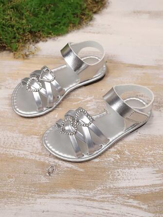 1 paire de sandales plates argentées pour tout-petits filles, sandales romaines confortables en PU de couleur unie avec bride de cheville à scratch, bout rond et ouvert, convient aux filles de 3 à 12 ans pour un usage quotidien, décontracté et estival, printemps/été 2025