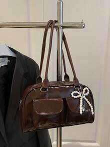 1个极简复古拉链手提包，饰有多个口袋，双提手设计，适合女性休闲通勤、街头风和日系风格。