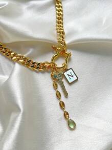 1 Hebilla de herradura lisa y gruesa con colgante con inicial y colgante de llave para mujeres. El collar con inicial tiene un estilo único y es adecuado como un hermoso regalo para mujeres durante las vacaciones.