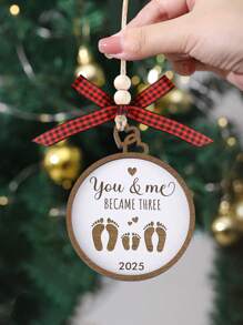 Você e Eu Nos Tornamos Três 2025, Ornamento Familiar de Pegada de Natal, Ornamento de Árvore de Natal de Madeira para Pendurar, Ornamentos de Festa de Natal em Casa, Presentes para Recém-Nascidos Decoração de Natal, Presentes para Novos Pais de Casais, Presentes de Chá de Bebê, Ornamento de Bebê Recém-Nascido