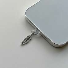 Accesorio de enchufe antipolvo de pluma de estilo japonés nuevo de aleación, compatible con iPhone, teléfonos Android con conector Tipo-C, regalo de primavera - Plateado - Ver 4