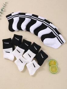 10双条纹休闲袜，适合男婴和女婴。这些袜子舒适柔软，弹性十足，适合春夏秋冬四季穿着。黑白配色时尚简约。婴儿袜、新生儿袜、幼儿袜、婴幼儿袜。