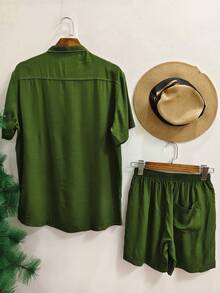Conjunto Camisa Gola Padre Manga Curta e Short liso Adulto Masculino Tecido 100% viscose  com elastano  encolhe um pouquinho - Verde Militar - Visão 2