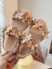 一双金色双带儿童鞋适合女孩外穿百搭平底凉鞋，鞋面有蝴蝶图案儿童平底凉鞋儿童平底凉鞋