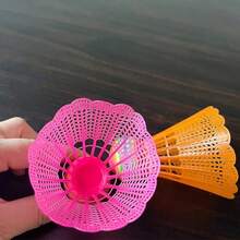 6 kolorowych, kreatywnych plastikowych lotek EVA Rainbow, do badmintona treningowego i rekreacyjnego, lekkich i łatwych do śledzenia, odpowiednich do uprawiania sportów halowych i zewnętrznych, kompletny zestaw do badmintona, profesjonalny badminton halowy, superelastyczny badminton (losowy kolor), odpowiedni do uprawiania sportów halowych i zewnętrznych, do gry na świeżym powietrzu, odpowiedni dla graczy o każdym poziomie zaawansowania, sprzęt do treningu sportowego | Zabawny design | Nylon, niezbędny sprzęt sportowy dla entuzjastów sportu, odpowiedni jako prezent na Walentynki i Dzień Ojca - Wielokolorowe - Zobacz 6