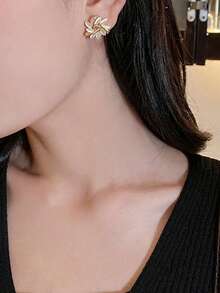 1 Pair Elegant Cat's Eye Flower Petal Style Earrings, Minimalist Korean Fashion Unique Jewelry For Women Valentine's Day Accessories - Gold - View 4