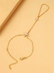 Un conjunto de joyería de un solo pieza con brazalete, cadena de mano y anillo con diamantes de imitación con diseño de estrella en estilo japonés para mujeres