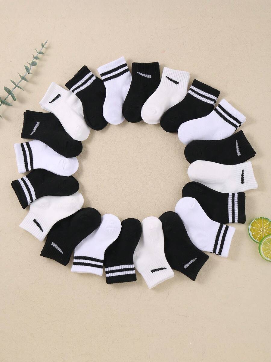 10双条纹休闲袜，适合男婴和女婴。这些袜子舒适柔软，弹性十足，适合春夏秋冬四季穿着。黑白配色时尚简约。婴儿袜、新生儿袜、幼儿袜、婴幼儿袜。