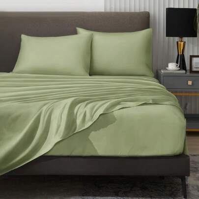 Bộ ga trải giường 4 món màu xanh lá nhạt trơn, dễ giặt ủi, chất liệu microfiber mềm mại, bao gồm 1 ga trải giường + 1 ga bọc nệm + 2 vỏ gối. Bộ ga trải giường màu trơn, có các kích cỡ: Super King, King, Queen, Twin. Thiết kế ga bọc nệm có túi sâu, phù hợp với nệm có độ dày lên đến 11,8 inch. Mềm mại và thoáng khí, chống nhăn, giúp cải thiện chất lượng giấc ngủ, phong cách khách sạn sang trọng. Thích hợp làm quà tặng cho bố mẹ, bạn bè hoặc sử dụng trong ký túc xá/mùa tựu trường.