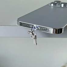Nuevo accesorio de encanto de teléfono con forma de pistola de juguete de metal con estilo Y2K lindo y anti-polvo, compatible con iPhone, teléfonos Android con puertos de carga Tipo-C y Micro-USB - Plateado - Ver 6