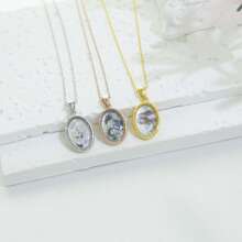 Ovale ketting met foto en geboortebloem van 925 sterlingzilver - perfect voor familie, moeder, oma, geliefde en beste vriendin! Ideaal voor verjaardagen, jubilea of dagelijks gebruik. Deze zorgvuldig vervaardigde ketting van 925 zilver combineert een dierbare foto met een delicate geboortebloem en vormt een betekenisvol en stijlvol sieraad ter ere van speciale relaties.
