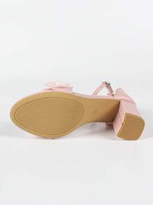Sandalias con tacón ancho, puntera cuadrada, hebilla metálica decorada con flores, en un estilo fresco y dulce para uso casual, verano y vacaciones
