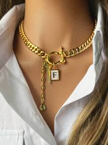 1 Hebilla de herradura lisa y gruesa con colgante con inicial y colgante de llave para mujeres. El collar con inicial tiene un estilo único y es adecuado como un hermoso regalo para mujeres durante las vacaciones.