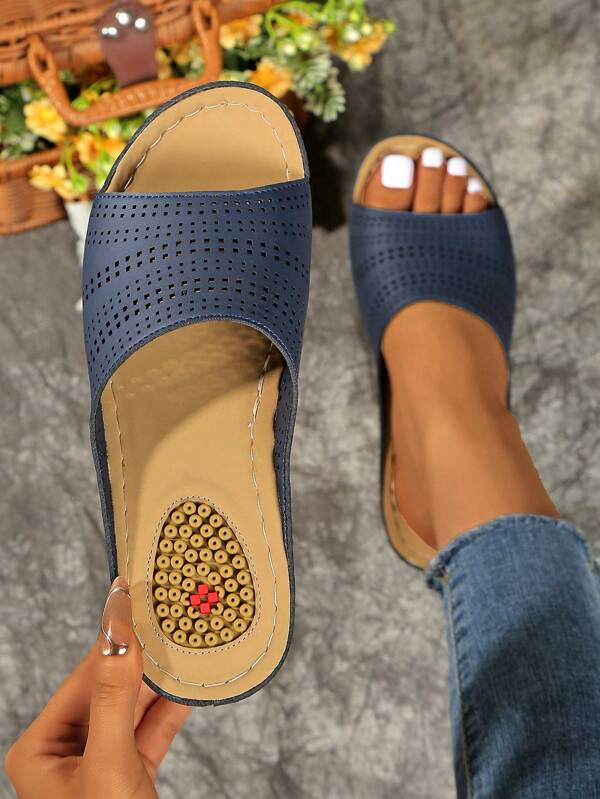 Sandalias de cuña de moda para mujeres, confeccionadas con parte superior premium, diseño exquisito calado para una buena transpirabilidad, estilo slip-on. La plantilla cuenta con puntos de masaje y detalles rojos. Combinando moda y función, un calzado esencial de verano para ir y venir, negocios, fiestas, bodas, escuelas, vacaciones, oficinas y uso interior/exterior