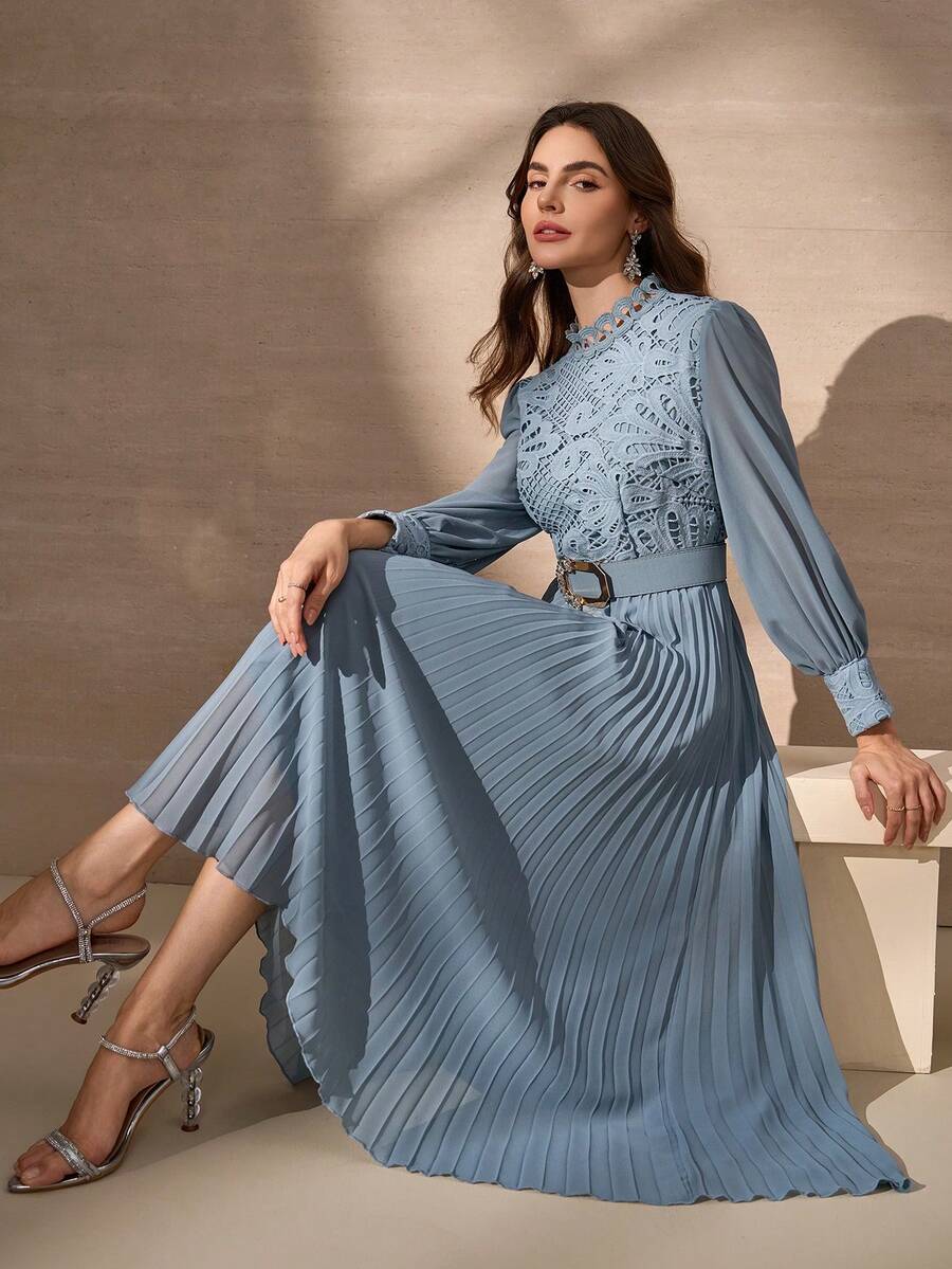 优雅奢华的水溶性蕾丝拼接飘逸雪纺连衣裙，女款，褶边立领，长袖，褶边下摆，皮带装饰，奢华 - 霧霾藍 - 查看 1