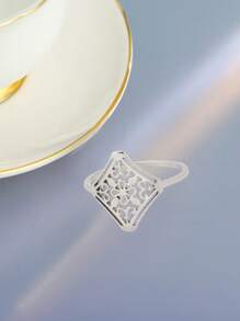 1 pièce Bague de doigt en acier inoxydable vintage à motif floral creux en forme de losange, design délicat pour femmes, cadeau de vacances