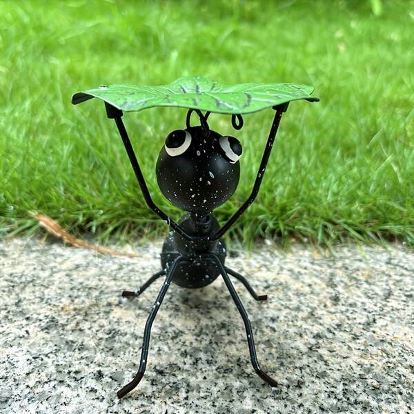1pc Iron Art Cartoon Ant Decor Outdoor Statue, Suitable For Garden And Patio Decor, With Carved Iron Ant Design