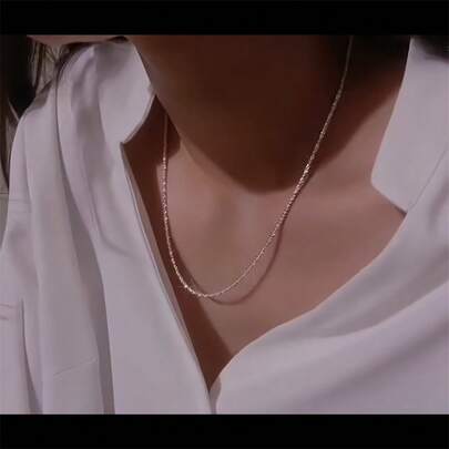 1 条闪亮项链，采用 925 纯银制成，适合锁骨。