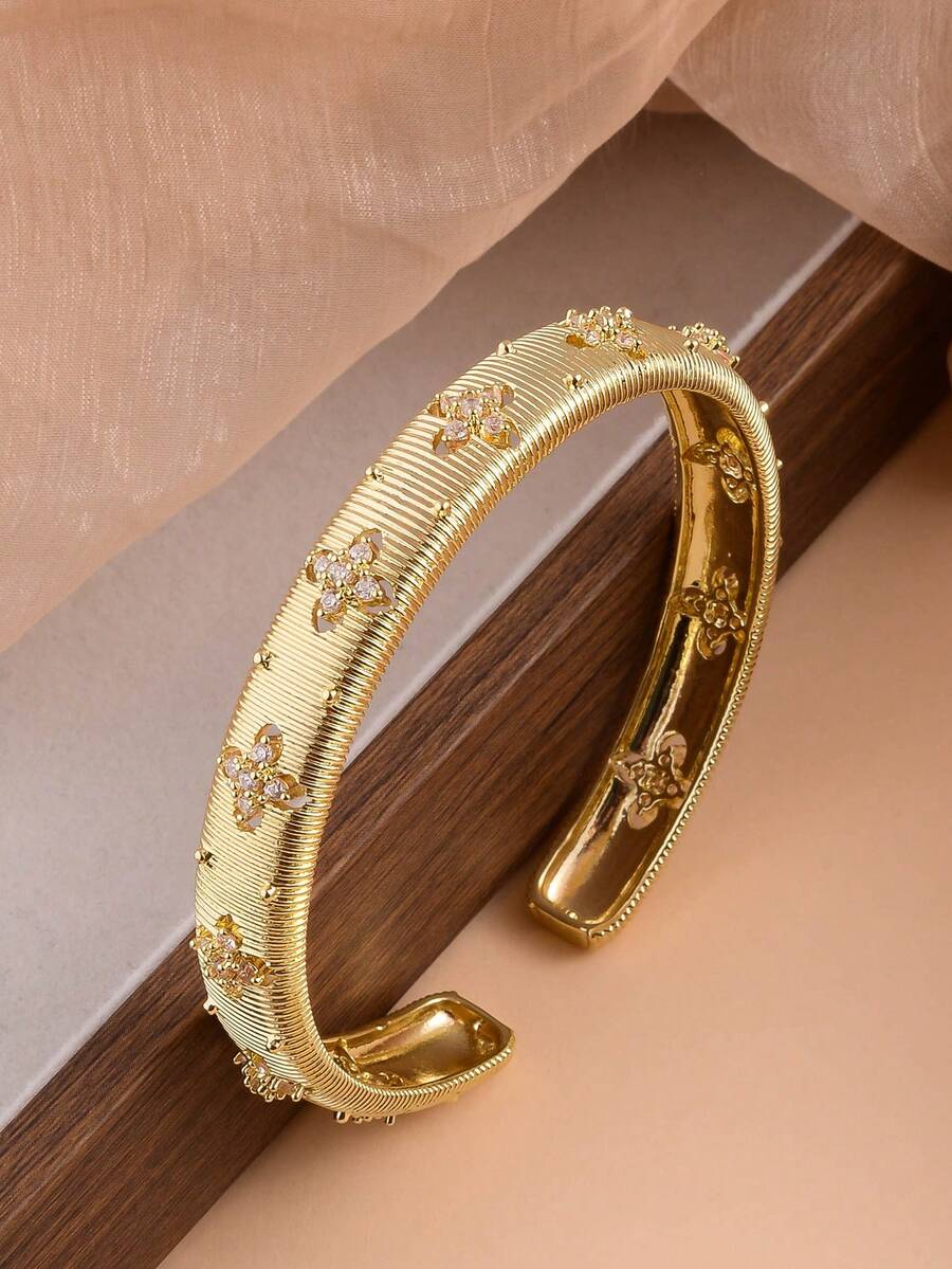 1 pezzo Bracciale a polsino dorato di alta qualità stile antico con texture a righe e fiocco di neve intagliato, con strass, placcatura bicolore, stile palazzo vintage, regalo di lusso ed elegante per le donne per le vacanze