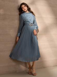 优雅奢华的水溶性蕾丝拼接飘逸雪纺连衣裙，女款，褶边立领，长袖，褶边下摆，皮带装饰，奢华 - 霧霾藍 - 查看 7