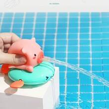 1 件婴儿幼儿喷水漂浮沐浴玩具，柔软可爱的小猪动物水上玩具，儿童发条婴儿戏水淋浴喷水游泳玩具，适用于室内和室外沙滩泳池玩具，适合 2 岁男孩和女孩的游戏，幼儿玩具，儿童玩具，感官玩具，儿童生日/圣诞节礼物（配件颜色和款式随机），节日必备，婴儿洗澡礼物，婴儿用品，新生婴儿浴室必需品，婴儿烦躁玩具